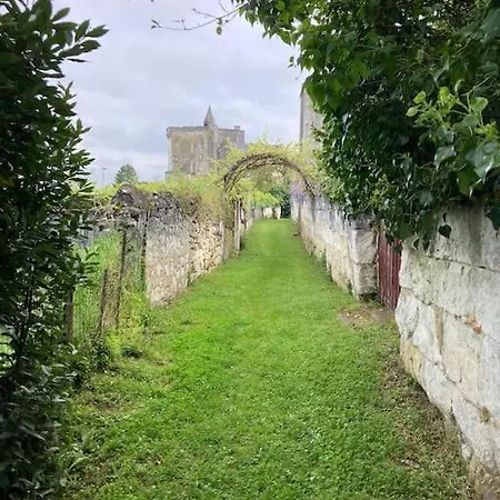 La Maison Du Donjon - Gites De 8 Personnes, Parking Prive Avec Jardin Terrasse Loches Exterior photo