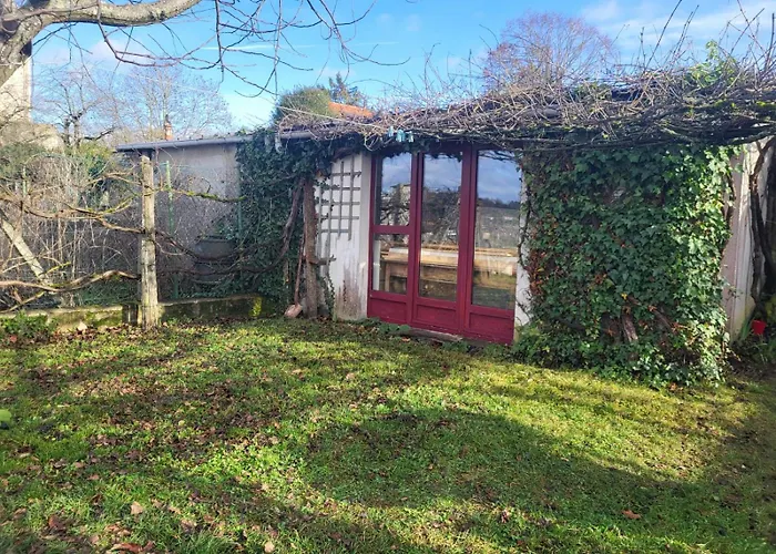 La Maison Du Donjon - Gites De 8 Personnes, Parking Prive Avec Jardin Terrasse