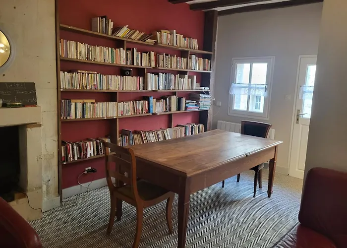 La Maison Du Donjon - Gites De 8 Personnes, Parking Prive Avec Jardin Terrasse