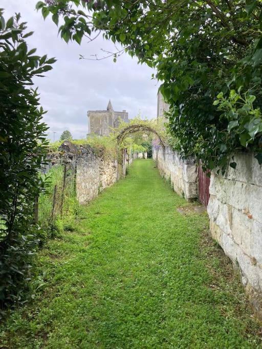 Holiday home La Maison Du Donjon - De 8 Personnes, Parking Prive Avec Jardin Terrasse Loches