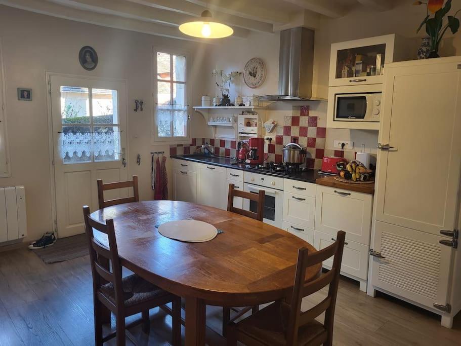 La Maison Du Donjon - De 8 Personnes, Parking Prive Avec Jardin Terrasse Holiday home